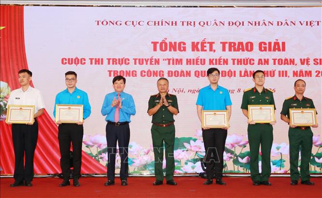 Thượng tướng Lê Quang Minh, Phó Chủ nhiệm Tổng cục Chính trị QĐND Việt Nam và lãnh đạo Tổng Liên đoàn Lao động Việt Nam trao các giải Xuất sắc, Nhất, Nhì cho cá nhân đạt giải. Ảnh: Trọng Đức - TTXVN