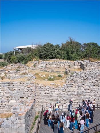 Du khách tham quan di tích khảo cổ thành Troy tại Canakkale, Thổ Nhĩ Kỳ. Ảnh: THX/TTXVN phát