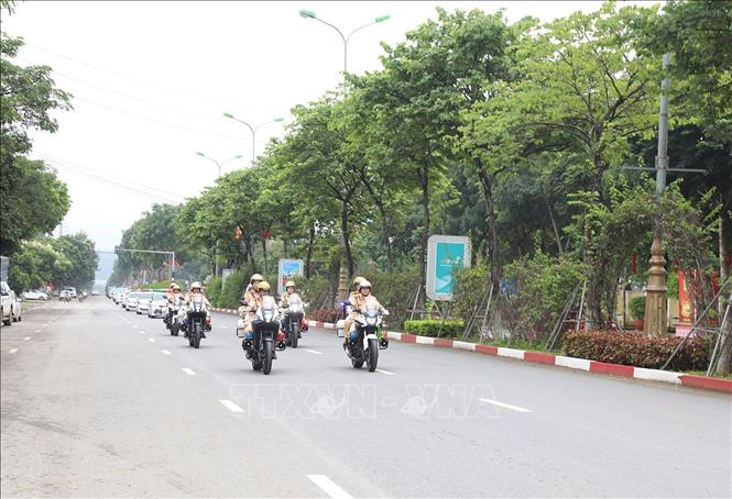 Các lực lượng tham gia diễu hành tại các tuyến đường chính trên địa bàn sau Lễ ra quân. Ảnh: TTXVN phát
