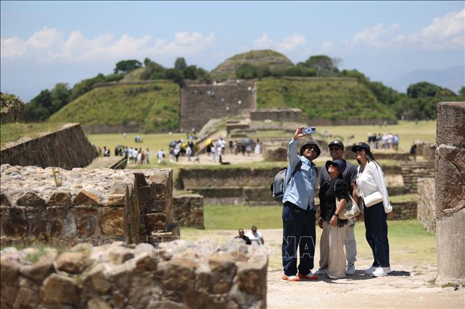 Du khách tham quan di chỉ khảo cổ Monte Alban ở Oaxaca, Mexico. Ảnh: THX/TTXVN phát