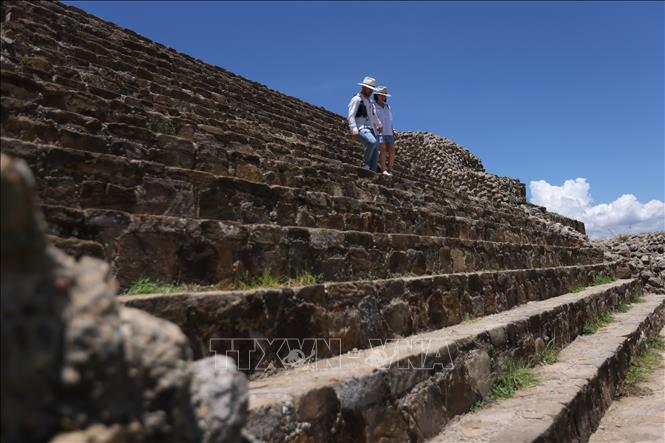 Du khách tham quan di chỉ khảo cổ Monte Alban ở Oaxaca, Mexico. Ảnh: THX/TTXVN phát