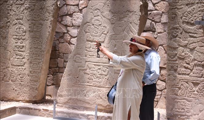 Phù điêu đá tại Bảo tàng Di chỉ Monte Alban ở bang Oaxaca, Mexico. Ảnh: THX/TTXVN phát