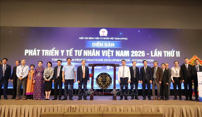 Lãnh đạo Bộ Y tế, Hiệp hội Bệnh viện Việt Nam, Sở Y tế Thành phố Hồ Chí Minh thực hiện nghi thức đánh cồng khai mạc Diễn đàn. Ảnh: Đinh Hằng - TTXVN