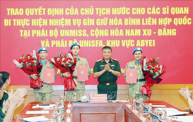 Thượng tướng Nguyễn Văn Hiền, Ủy viên Trung ương Đảng, Thứ trưởng Bộ Quốc phòng trao quyết định cho các sĩ quan đi thực hiện nhiệm vụ gìn giữ hòa bình Liên hợp quốc. Ảnh: Trọng Đức - TTXVN