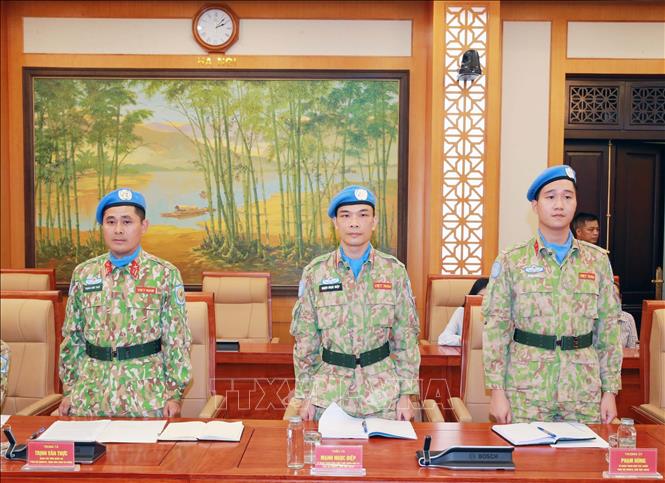 Các sĩ quan nhận nhiệm vụ gìn giữ hòa bình Liên hợp quốc. Ảnh: Trọng Đức - TTXVN
