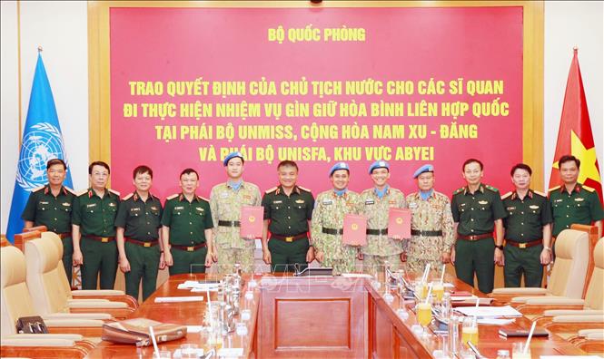 Thượng tướng Nguyễn Văn Hiền, Ủy viên Trung ương Đảng, Thứ trưởng Bộ Quốc phòng, đại diện các cơ quan Bộ Quốc phòng và các sĩ quan được trao quyết định đi thực hiện nhiệm vụ. Ảnh: Trọng Đức - TTXVN