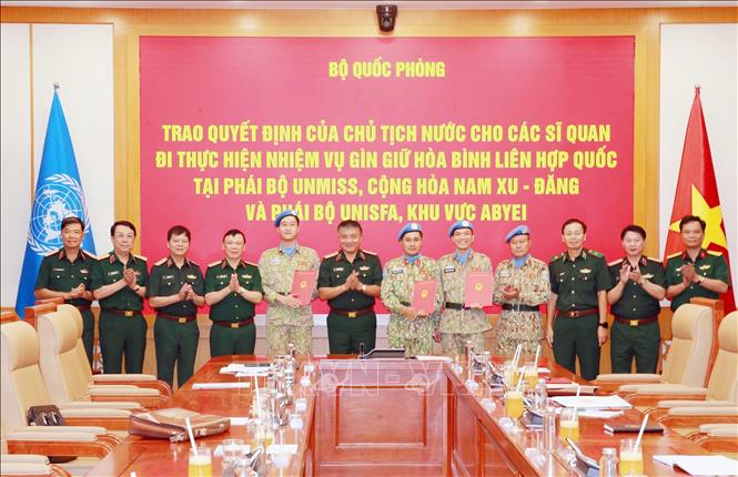 Thượng tướng Nguyễn Văn Hiền, Ủy viên Trung ương Đảng, Thứ trưởng Bộ Quốc phòng, đại diện các cơ quan Bộ Quốc phòng và các sĩ quan được trao quyết định đi thực hiện nhiệm vụ. Ảnh: Trọng Đức - TTXVN