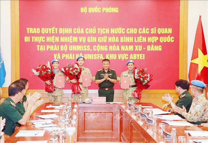 Thượng tướng Nguyễn Văn Hiền, Ủy viên Trung ương Đảng, Thứ trưởng Bộ Quốc phòng trao quyết định cho các sĩ quan đi thực hiện nhiệm vụ gìn giữ hòa bình Liên hợp quốc. Ảnh: Trọng Đức - TTXVN