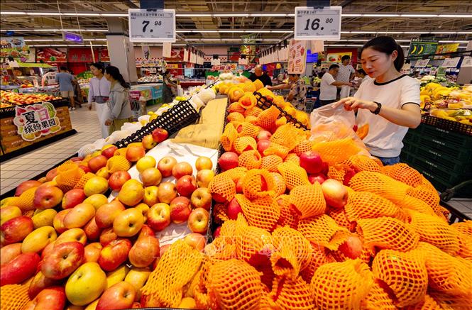 Hoa quả được bày bán tại siêu thị ở tỉnh Giang Tô, Trung Quốc. Ảnh: THX/TTXVN phát