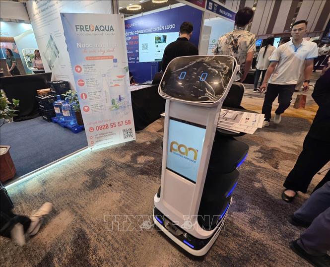 Robot tự động giới thiệu các sản phẩm công nghệ tại diễn đàn. Ảnh: Trần Lê Lâm - TTXVN 