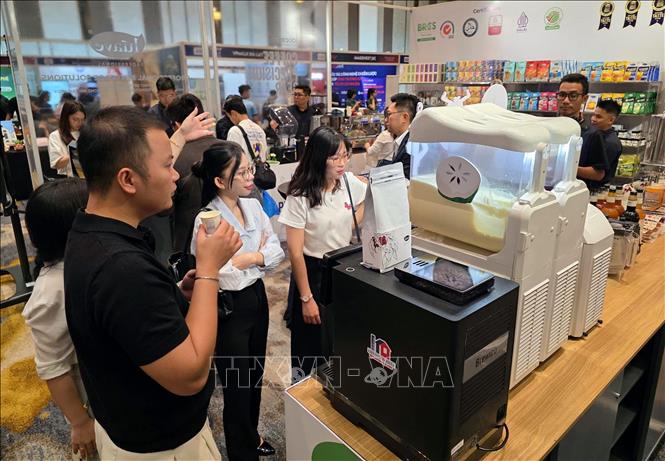 Đại biểu trải nghiệm các thực phẩm đồ uống phục vụ ngành du lịch tại diễn đàn. Ảnh: Trần Lê Lâm - TTXVN 