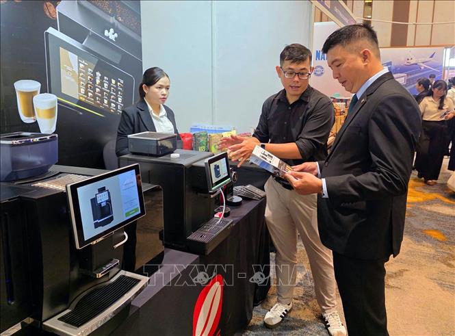 Các doanh nghiệp trưng bày giới thiệu các sản phẩm phục vụ cho ngành khách sạn, du lịch. Ảnh: Trần Lê Lâm - TTXVN 