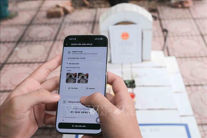 Việc mã hóa các phần mộ được thực hiện cẩn thận trước khi tiến hành lấy mẫu sinh phẩm. Ảnh: Phan Phương - TTXVN