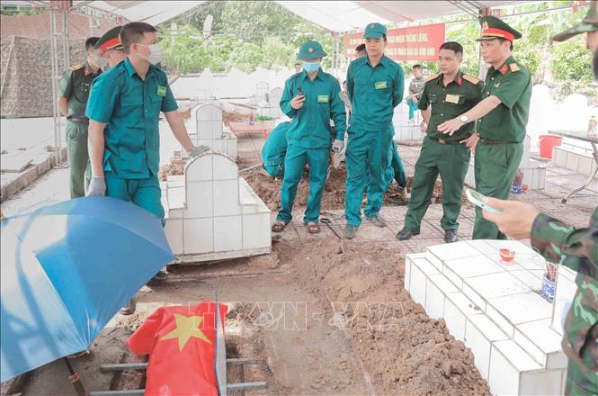 Hài cốt liệt sĩ sau khi lấy mẫu giám định ADN được an táng trang nghiêm, trọng thể tại Nghĩa trang liệt sĩ Minh Phú, xã Kim Anh, Hà Nội. Ảnh: Phan Phương – TTXVN