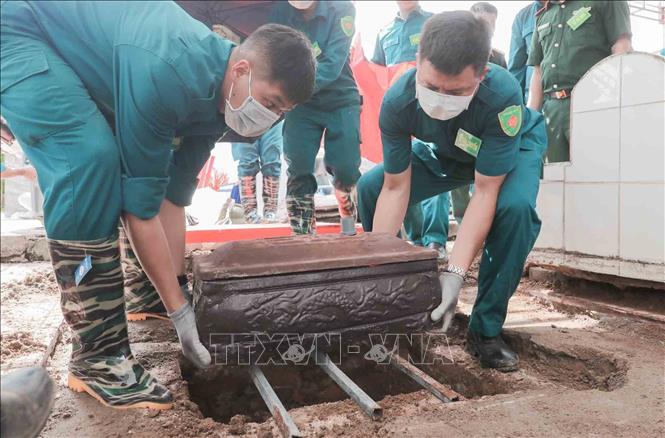 Hài cốt liệt sĩ sau khi lấy mẫu giám định ADN được an táng trang nghiêm, trọng thể tại Nghĩa trang  liệt sĩ Minh Phú xã Kim Anh, Hà Nội. Ảnh: Phan Phương – TTXVN