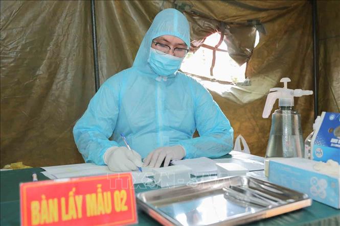 Công tác lấy mẫu sinh phẩm (ADN) tại Nghĩa trang liệt sĩ Minh Phú, xã Kim Anh, Hà Nội được thực hiện hết sức cẩn thận, đúng quy trình kỹ thuật, đảm bảo độ chính xác tuyệt đối. Ảnh: Phan Phương - TTXVN