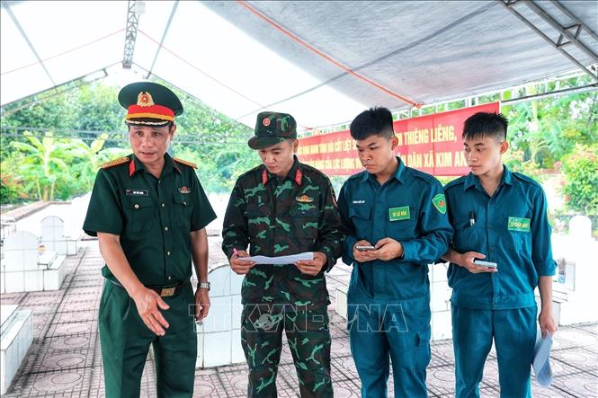Đại tá Ngô Văn Thịnh, Tổ trưởng Tổ công tác 5+6, Ban chỉ đạo tìm kiếm, quy tập hài cốt liệt sĩ thành phố trực tiếp chỉ đạo công tác số hoá. Ảnh: Phạm Tuấn Anh - TTXVN