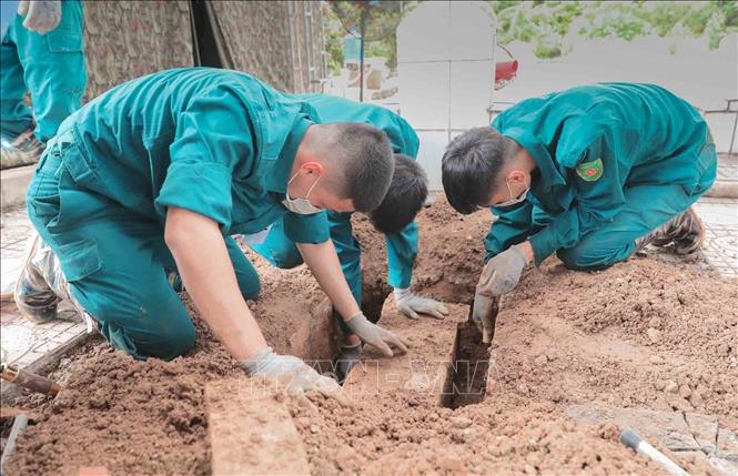 Hà Nội lấy mẫu hài cốt liệt sĩ tại Nghĩa trang liệt sĩ Minh Phú, xã Kim Anh, Hà Nội để giám định ADN. Ảnh: Phan Phương - TTXVN