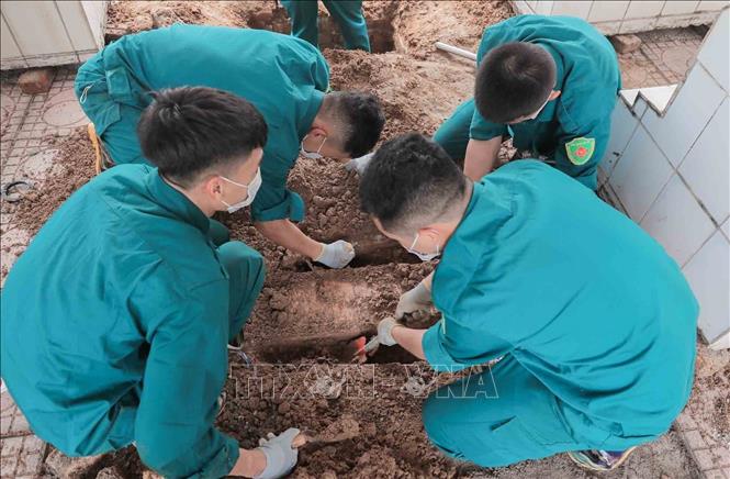 Hà Nội lấy mẫu hài cốt liệt sĩ tại Nghĩa trang liệt sĩ Minh Phú xã Kim Anh, Hà Nội để giám định ADN. Ảnh: Phan Phương - TTXVN