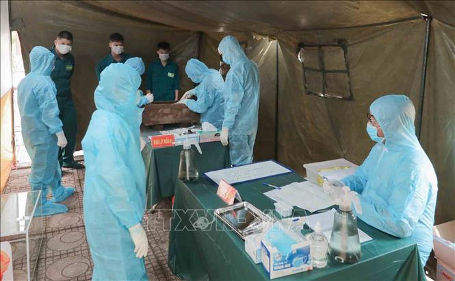 Công tác lấy mẫu sinh phẩm (ADN) tại Nghĩa trang liệt sĩ Minh Phú, xã Kim Anh, Hà Nội được thực hiện hết sức cẩn thận, đúng quy trình kỹ thuật, đảm bảo độ chính xác tuyệt đối. Ảnh: Phan Phương - TTXVN