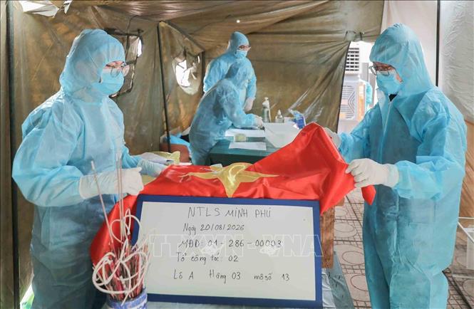 Công tác lấy mẫu sinh phẩm (ADN) tại Nghĩa trang  liệt sĩ Minh Phú xã Kim Anh, Hà Nội được thực hiện hết sức cẩn thận, đúng quy trình kỹ thuật, đảm bảo độ chính xác tuyệt đối. Ảnh: Phan Phương - TTXVN