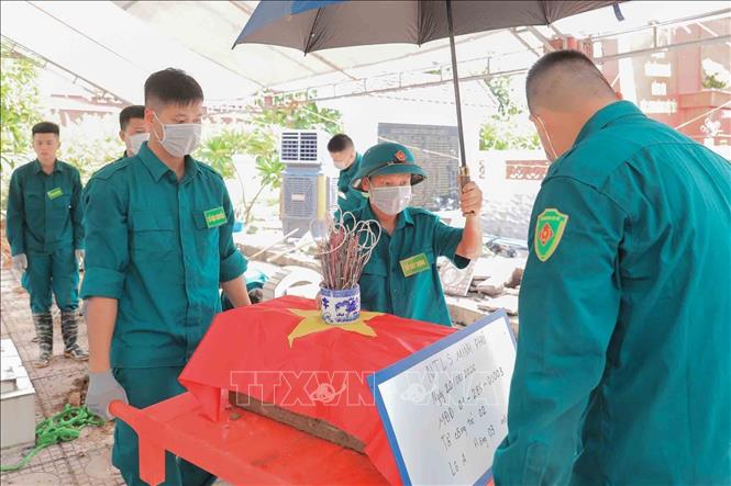 Hài cốt liệt sĩ sau khi được khai quật sẽ được đưa đi lấy mẫu xét nghiệm ADN nhằm xác định chính xác danh tính. Ảnh: Phan Phương - TTXVN