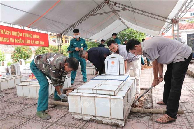 Hà Nội lấy mẫu hài cốt liệt sĩ tại Nghĩa trang  liệt sĩ Minh Phú, xã Kim Anh, Hà Nội để giám định ADN. Ảnh: Phan Phương - TTXVN