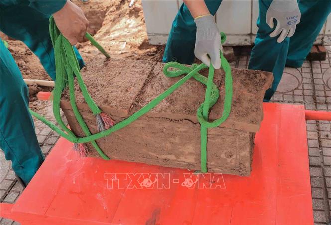 Hà Nội lấy mẫu hài cốt liệt sĩ tại Nghĩa trang liệt sĩ Minh Phú, xã Kim Anh, Hà Nội để giám định ADN. Ảnh: Phan Phương - TTXVN