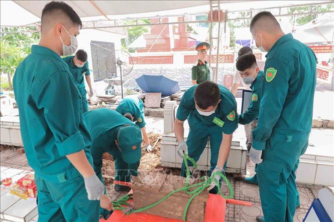 Hà Nội lấy mẫu hài cốt liệt sĩ tại Nghĩa trang  liệt sĩ Minh Phú, xã Kim Anh, Hà Nội để giám định ADN. Ảnh: Phan Phương - TTXVN