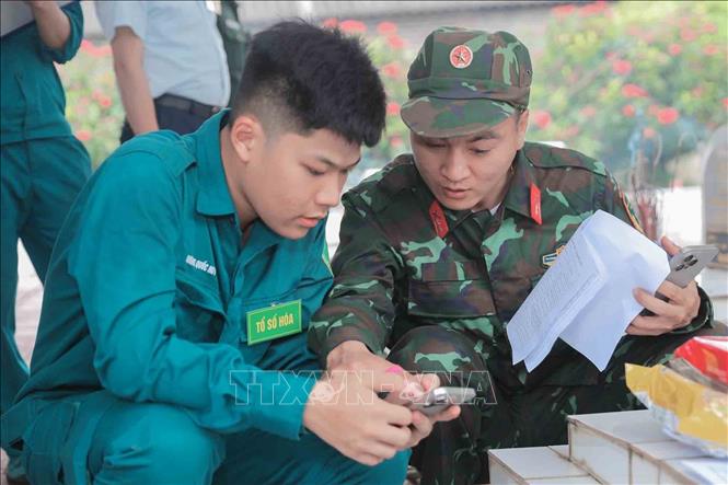 Việc mã hóa các phần mộ được thực hiện cẩn thận trước khi tiến hành lấy mẫu sinh phẩm. Ảnh: Phan Phương - TTXVN