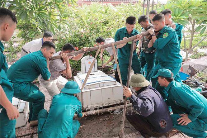 Hà Nội lấy mẫu hài cốt liệt sĩ tại Nghĩa trang liệt sĩ Minh Phú, xã Kim Anh, Hà Nội để giám định ADN. Ảnh: Phan Phương - TTXVN