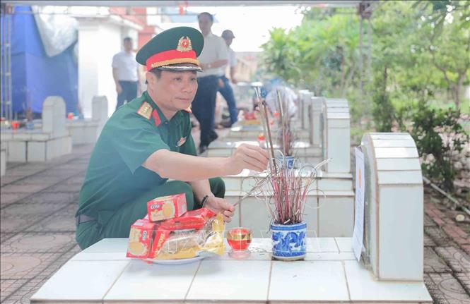 Các đoàn thể và nhân dân trang nghiêm dâng hương, tưởng niệm tri ân công lao to lớn của các Anh hùng liệt sĩ tại Nghĩa trang liệt sĩ Minh Phú, xã Kim Anh, Hà Nội. Ảnh: Phan Phương - TTXVN