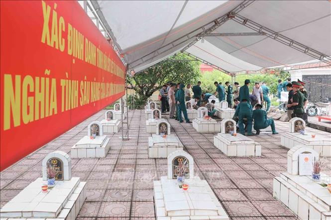 Hà Nội lấy mẫu hài cốt liệt sĩ tại Nghĩa trang liệt sĩ Minh Phú, xã Kim Anh, Hà Nội để giám định AND. Ảnh: Phan Phương - TTXVN
