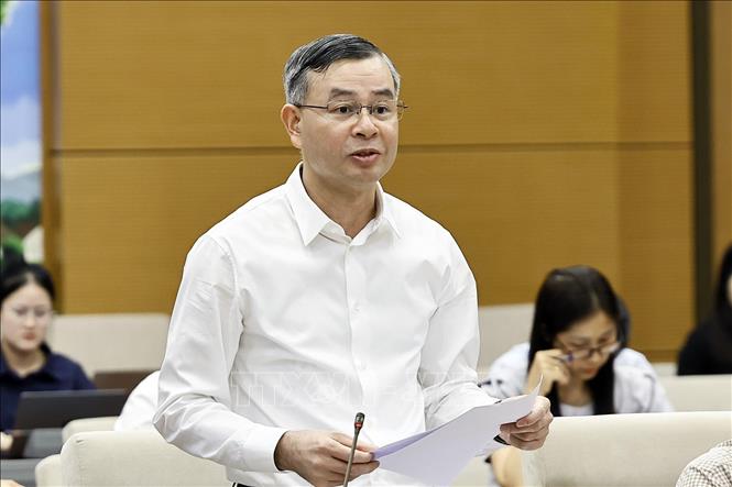 Bộ trưởng Bộ Tài chính Ngô Văn Tuấn trình bày tóm tắt tờ trình. Ảnh: Doãn Tấn - TTXVN