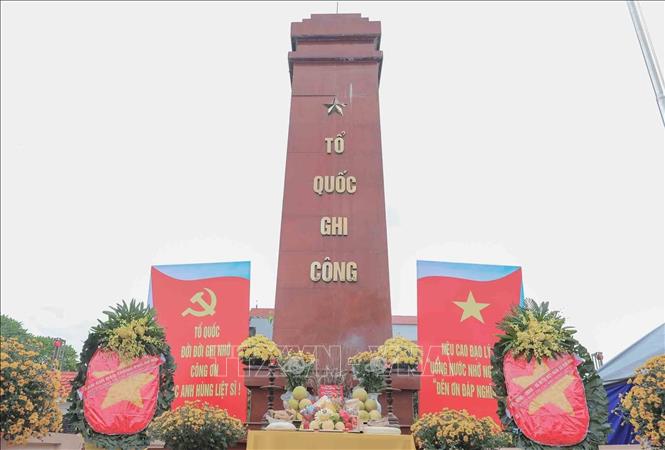 Đài tưởng niệm Tổ quốc ghi công tại Nghĩa trang  liệt sĩ Minh Phú, xã Kim Anh. Ảnh: Phan Phương - TTXVN