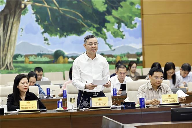 Bộ trưởng Bộ Tài chính Ngô Văn Tuấn trình bày tóm tắt tờ trình. Ảnh: Doãn Tấn - TTXVN