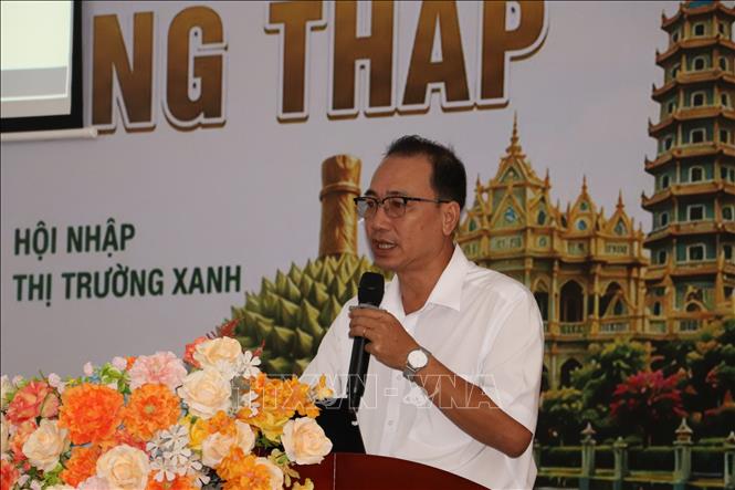 Ông Trần Thanh Tâm, Chi cục trưởng Chi cục trồng trọt và Bảo vệ thực vật tỉnh Đồng Tháp, chia sẻ giải pháp chăm sóc đất trong sầu riêng giảm Cadimi. Ảnh: Hồng Nhung – TTXVN