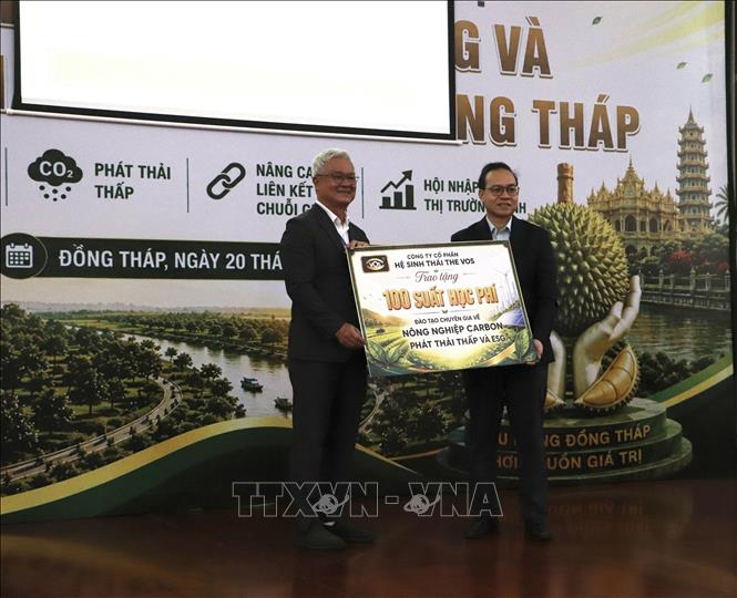 TS. Lê Hoàng Thế, Chủ tịch HĐQT Công ty Cổ phần Hệ sinh thái The VOS trao biểu trưng 100 suất học phí hỗ trợ trường Đại học Tiền Giang đào tạo chuyên gia về nông nghiệp Carbon phát thải thấp và chuẩn ESG. Ảnh: Hồng Nhung – TTXVN