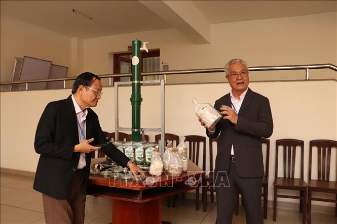 TS. Lê Hoàng Thế, Chủ tịch HĐQT Công ty Cổ phần Hệ sinh thái The VOS, nói về quy trình sử dụng vi sinh Trichoderma để trung hoà Cadimi trong đất trồng sầu riêng. Ảnh: Hồng Nhung – TTXVN