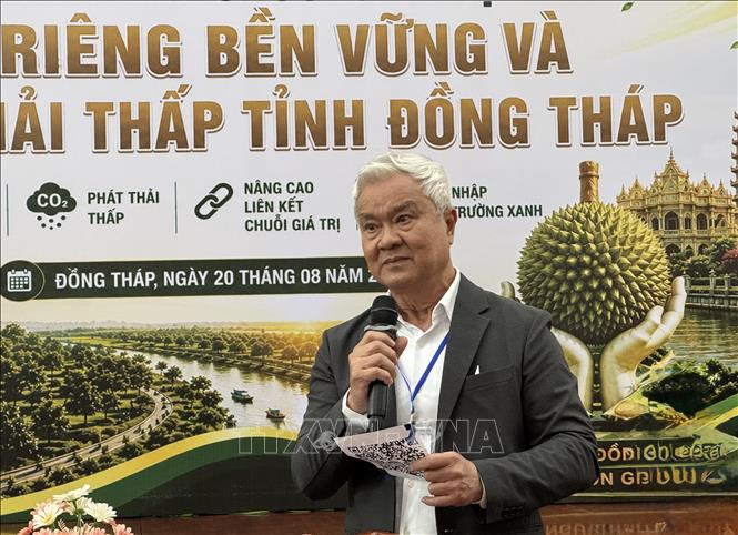 TS Lê Hoàng Thế, Chủ tịch HĐQT Công ty Cổ phần Hệ sinh thái The VOS, chia sẻ các giải pháp sản xuất sinh thái trên cây sầu riêng. Ảnh: Hồng Nhung – TTXVN
