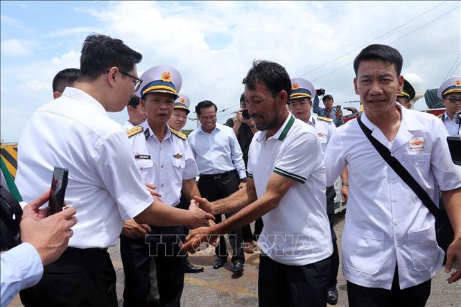 Ngư dân Trương Văn Chung chia tay những người lính biển, rời tàu về đoàn tụ cùng gia đình ngày 18/8/2026. Ảnh: Đoàn Mạnh Dương - TTXVN