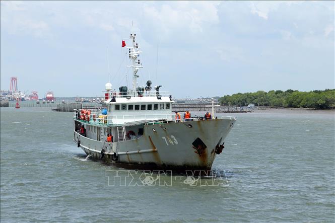 Tàu 743 đưa ngư dân Trương Văn Chung trở về cảng của Hải đoàn trưa ngày 18/8/2026. Ảnh: Đoàn Mạnh Dương - TTXVN  