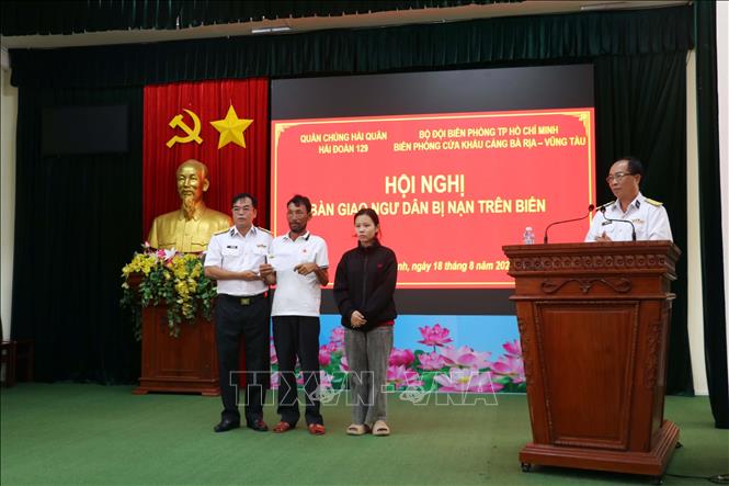 Ngày 18/8/2026, Lãnh đạo Hải đoàn 129 Hải quân động viên, tặng quà ngư dân Trương Văn Chung sau khi gặp nạn trên biển trước khi trở về đoàn tụ cùng gia đình. Ảnh: Đoàn Mạnh Dương - TTXVN 
