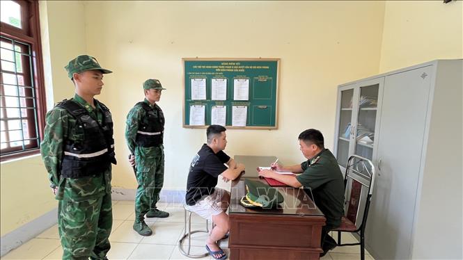 Các đối tượng làm việc tại Đồn Biên phòng. Ảnh: TTXVN phát
