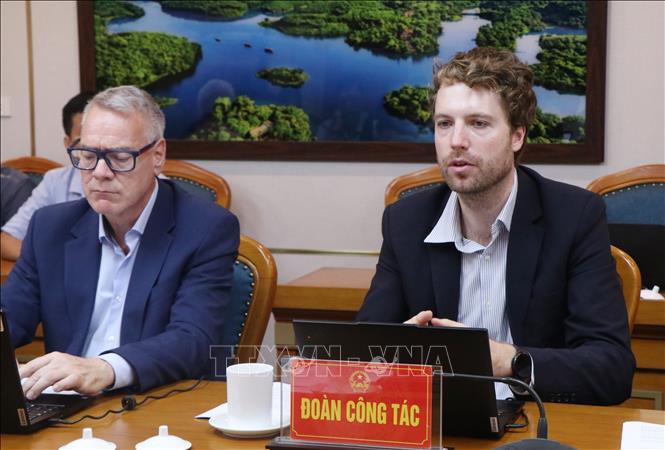 Đại diện Đoàn công tác Ngân hàng Tái thiết Đức (KfW) phát biểu tại buổi làm việc. Ảnh: Thu Hương - TTXVN