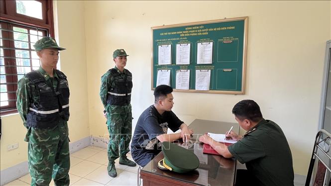 Các đối tượng làm việc tại Đồn Biên phòng. Ảnh: TTXVN phát