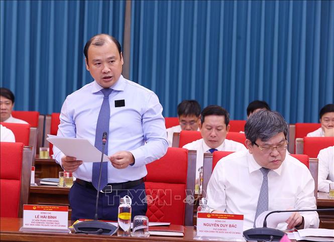 PGS.TS Lê Hải Bình, Ủy viên Trung ương Đảng, Phó Giám đốc Thường trực Học viện Chính trị quốc gia Hồ Chí Minh trình bày báo cáo tại buổi làm việc. Ảnh: Văn Điệp – TTXVN