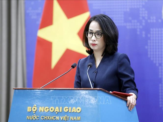Người phát ngôn Bộ Ngoại giao Phạm Thu Hằng chủ trì họp báo. Ảnh: An Đăng - TTXVN