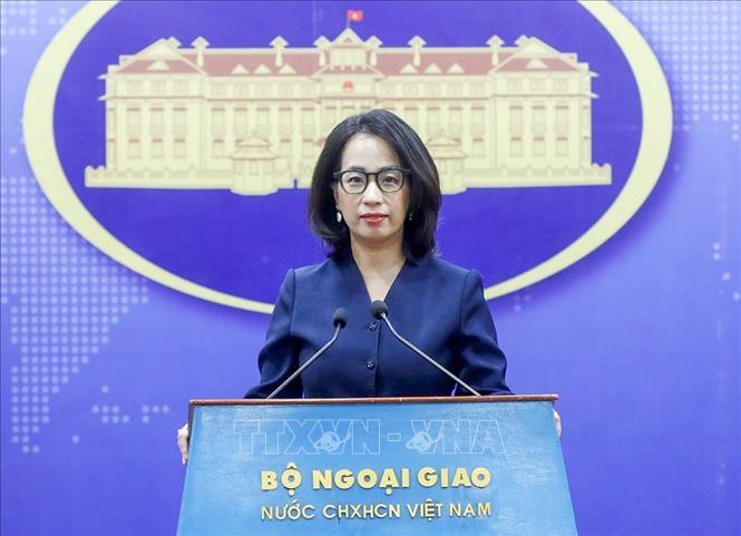 Người phát ngôn Bộ Ngoại giao Phạm Thu Hằng chủ trì họp báo. Ảnh: An Đăng - TTXVN