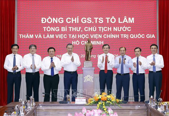 Tổng Bí thư, Chủ tịch nước Tô Lâm trao tặng Học viện Chính trị Quốc gia Hồ Chí Minh bức tượng Chủ tịch Hồ Chí Minh. Ảnh: Thống Nhất – TTXVN
